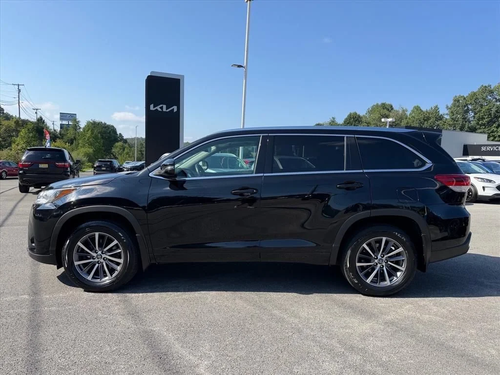 Used 2017 Black Toyota XLE image 3