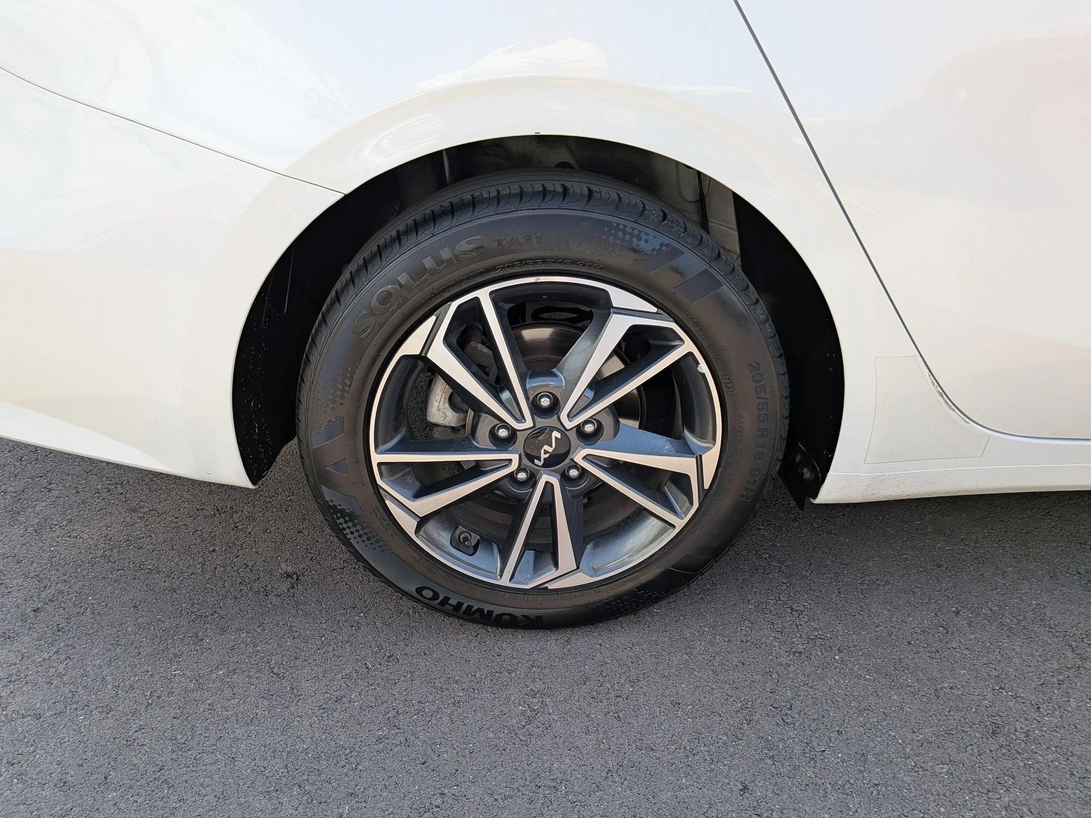 Used 2023 Snow White Pearl Kia LXS image 12