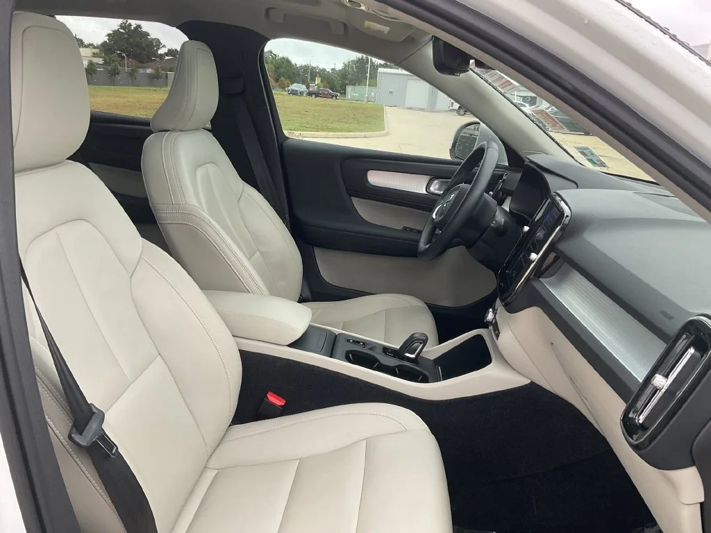 Used 2020 White Volvo Momentum image 21
