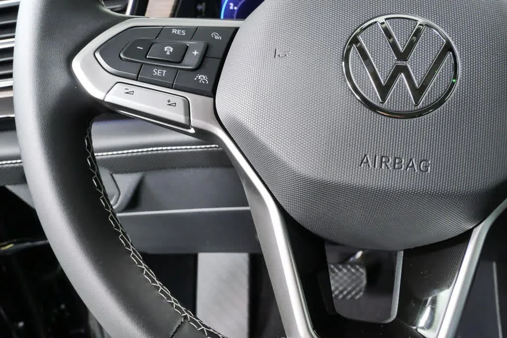New 2026 Deep Black Pearl Volkswagen 2.0T SEL image 9