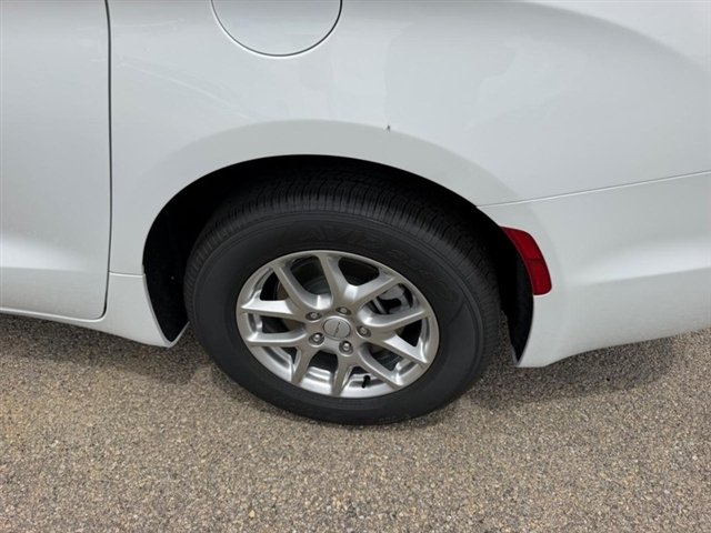 New 2027 Bright White Clear-Coat Paint Chrysler Select image 8