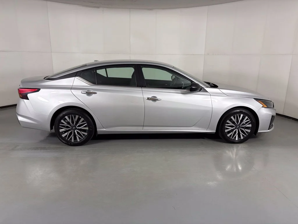 Used 2024 Silver Nissan 2.5 SV image 9