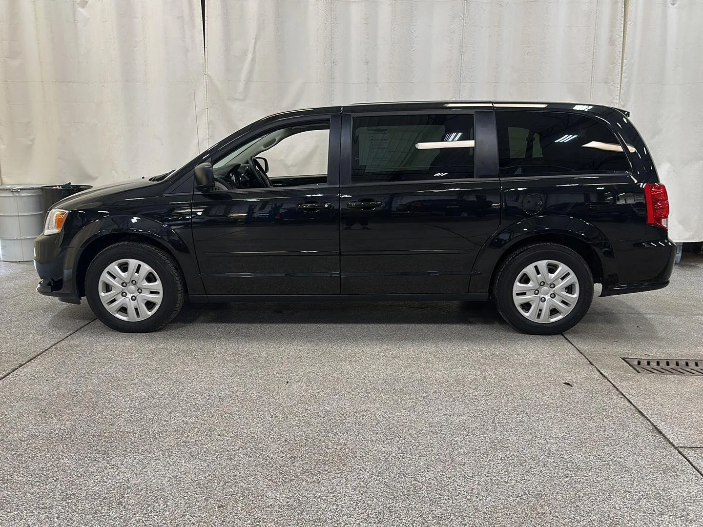 Used 2017 Dodge Grand Caravan SE with VIN 2C4RDGBG0HR568572 for sale in Waconia, Minnesota