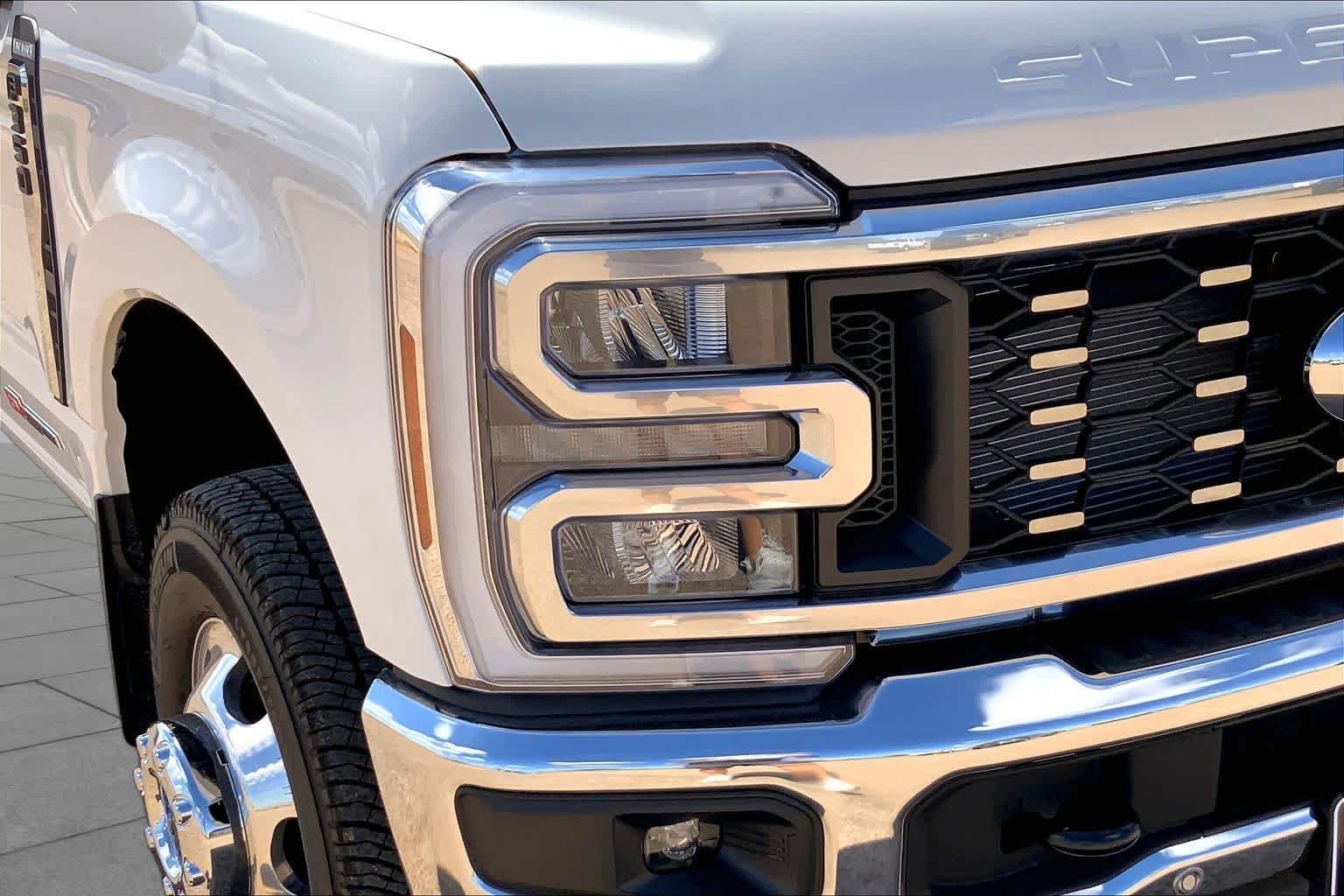 New 2027 Star White Metallic Tri-Coat Ford F-350® King Ranch® image 13