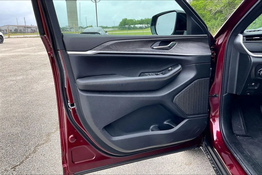 New 2026 Velvet Red Pearl-Coat Exterior Paint Jeep Altitude image 13