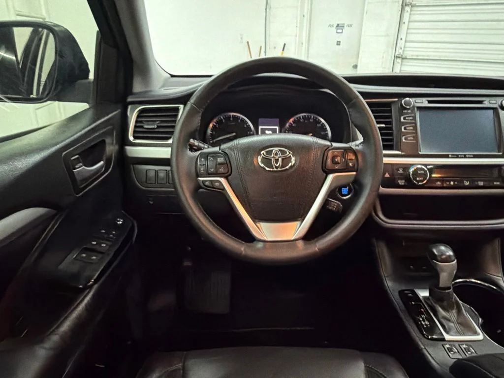 Used 2016 Gray Toyota XLE V6 image 18