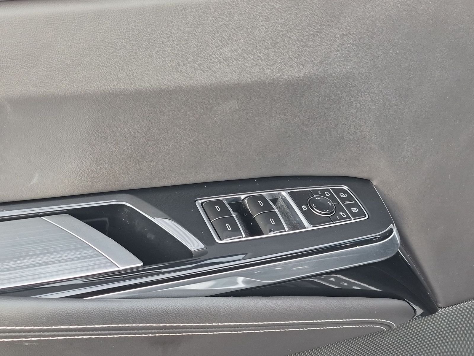 Used 2026 Vibrant White Tricoat Cadillac Platinum Sport image 22