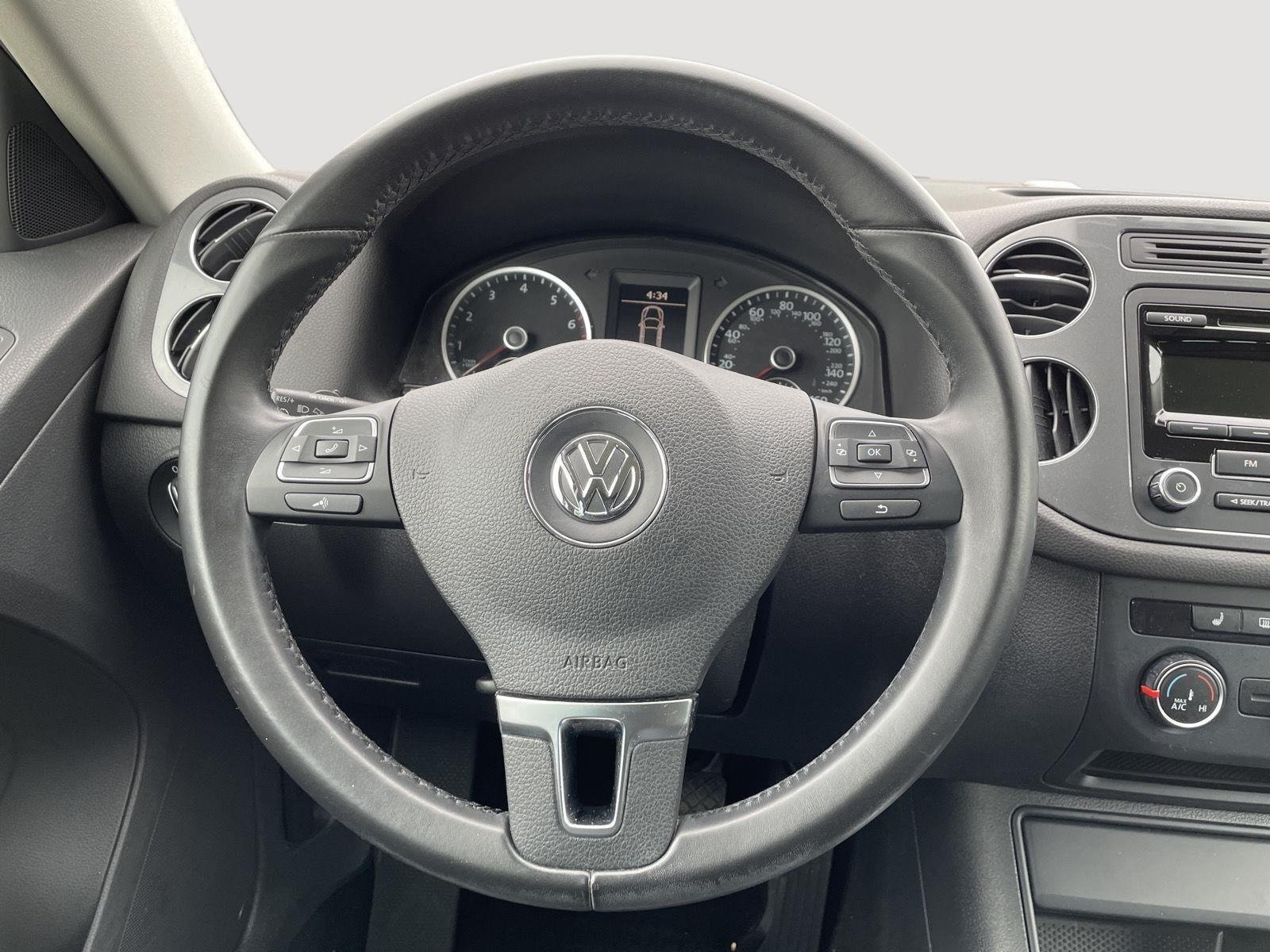 Used 2014 Pepper Gray Metallic Volkswagen SE image 24