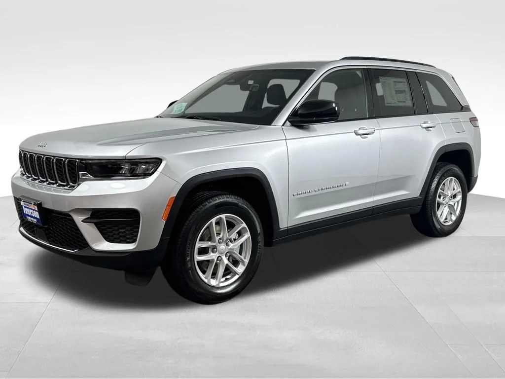 New 2026 Silver Zynith Exterior Paint Jeep Laredo X image 5