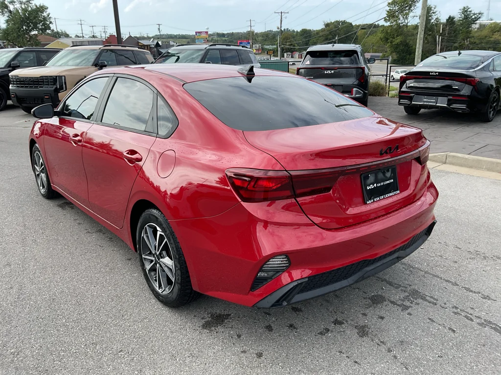 Used 2022 Currant Red Kia LXS image 7