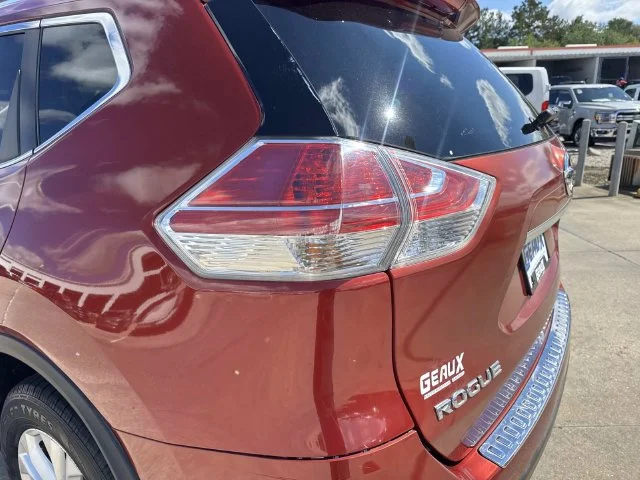 Used 2016 Red Nissan SV image 17