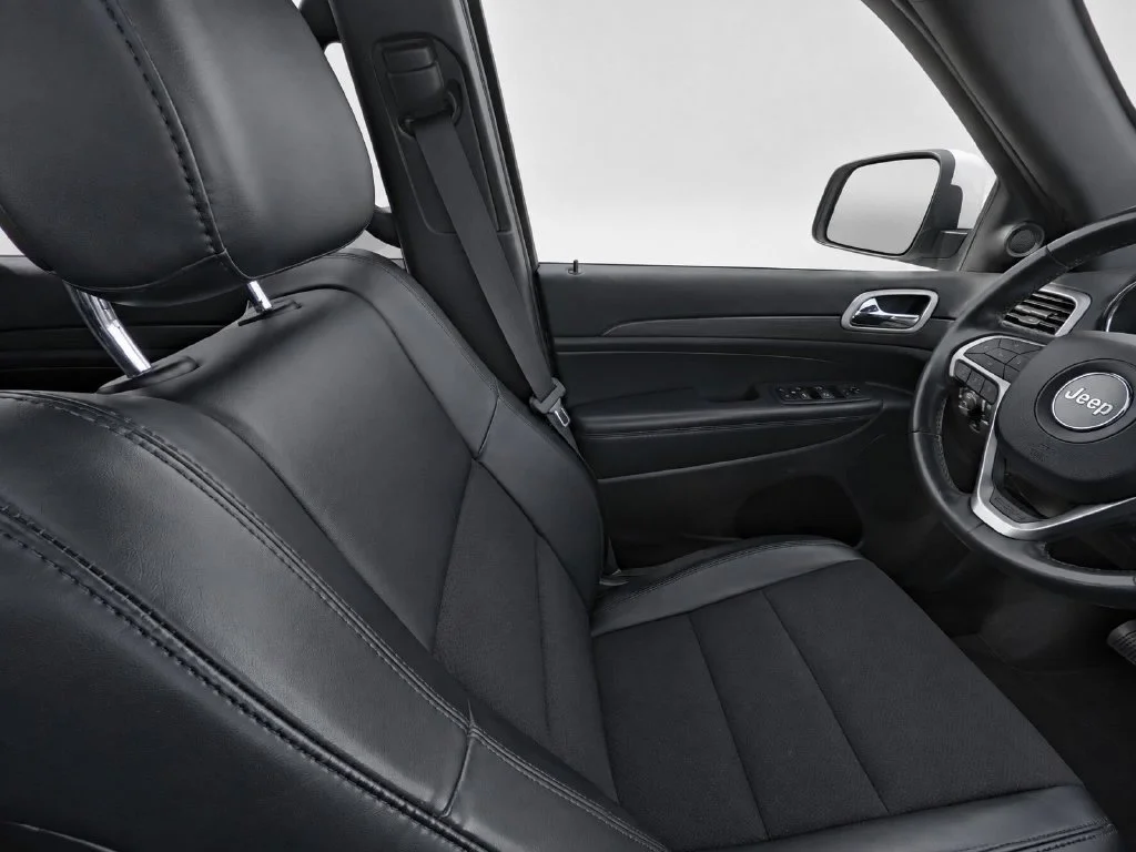Used 2020 White Jeep Altitude image 29