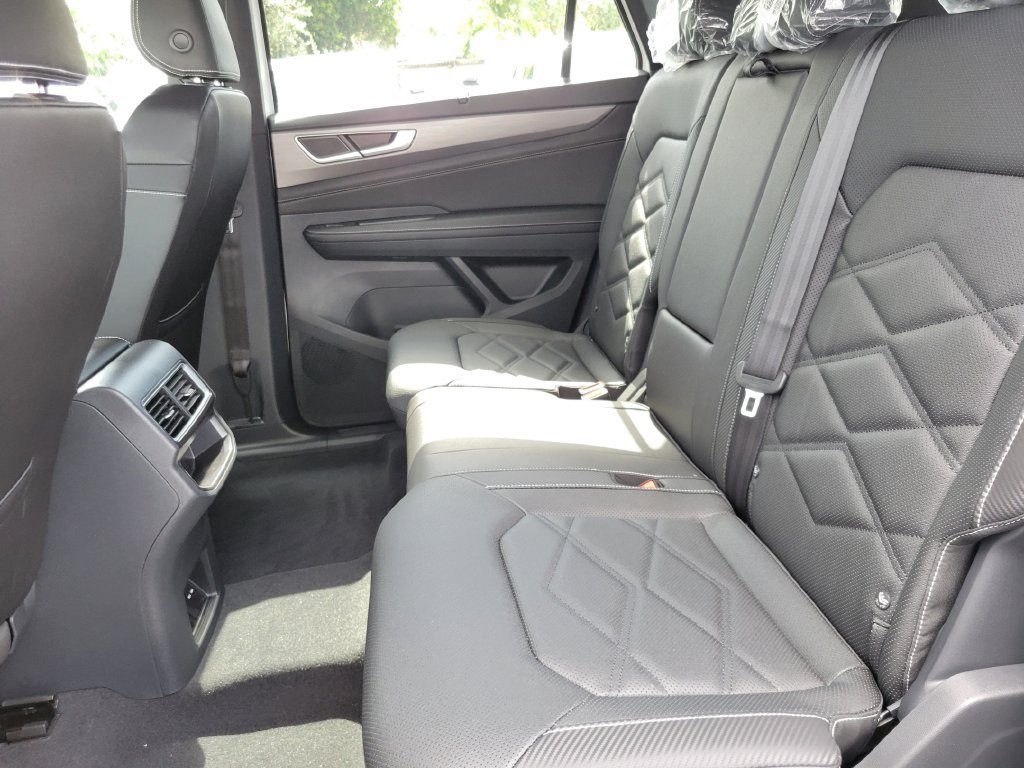 New 2026 White/off-white Volkswagen SE w/Technology image 7