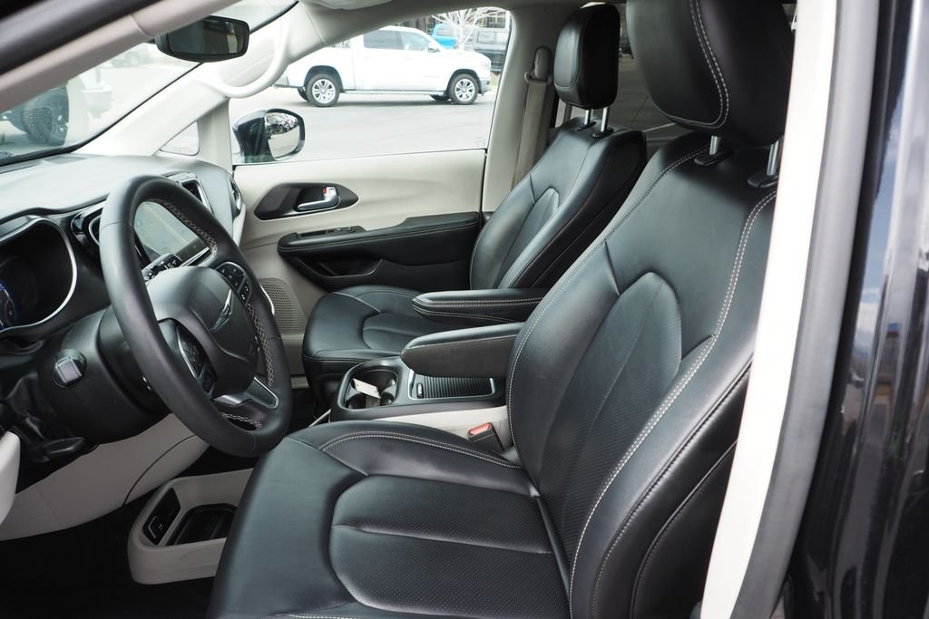 Used 2024 Black Chrysler Touring L image 13