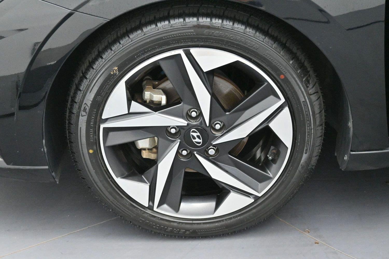Used 2021 Phantom Black Hyundai Limited image 35