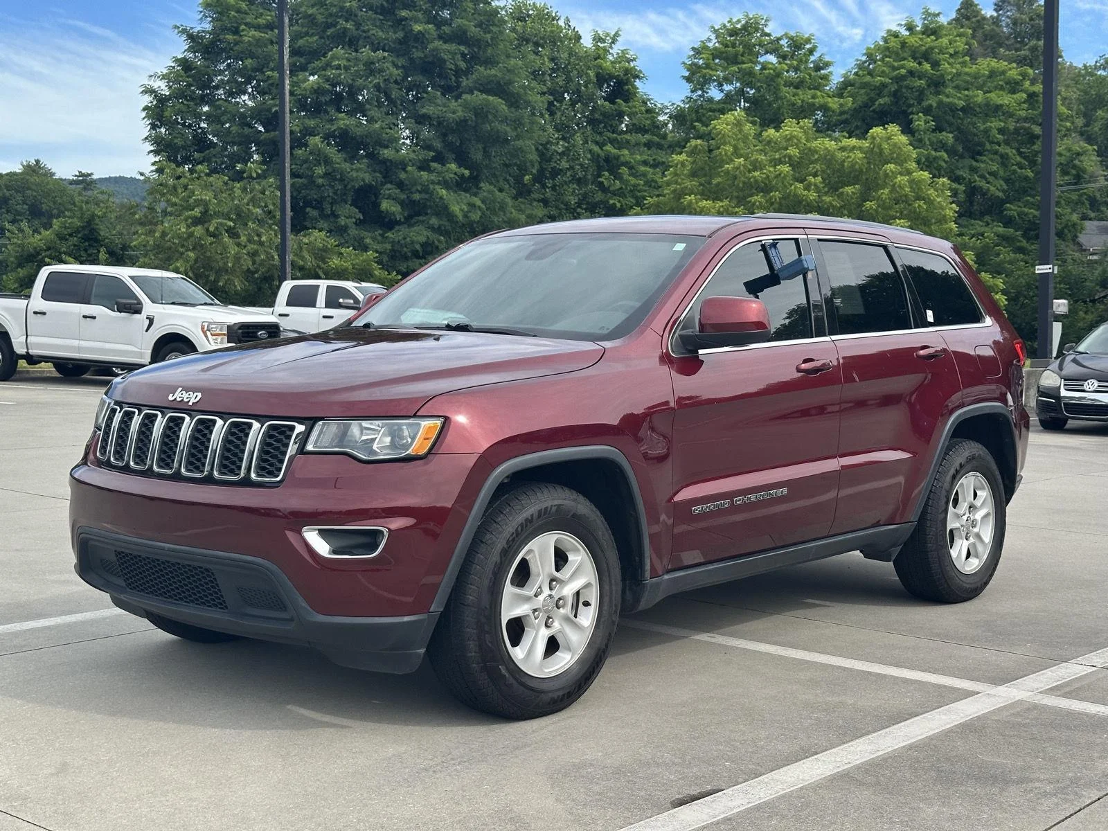 Used 2017 Velvet Red Pearlcoat Jeep Laredo image 3