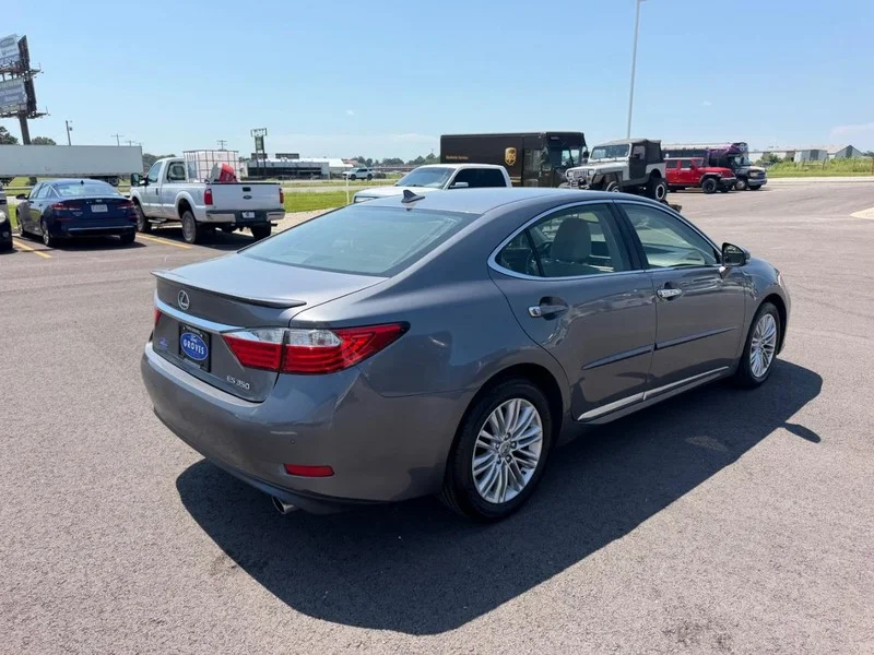 Used 2013 Nebula Gray Pearl Lexus 4dr Sdn image 5