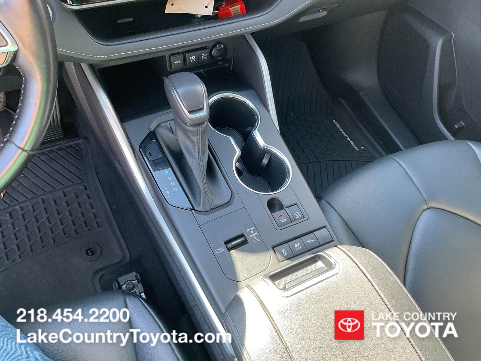 Used 2020 Blizzard Pearl Toyota XLE image 27
