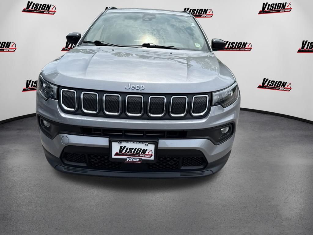 Used 2022 Silver Jeep Latitude image 2