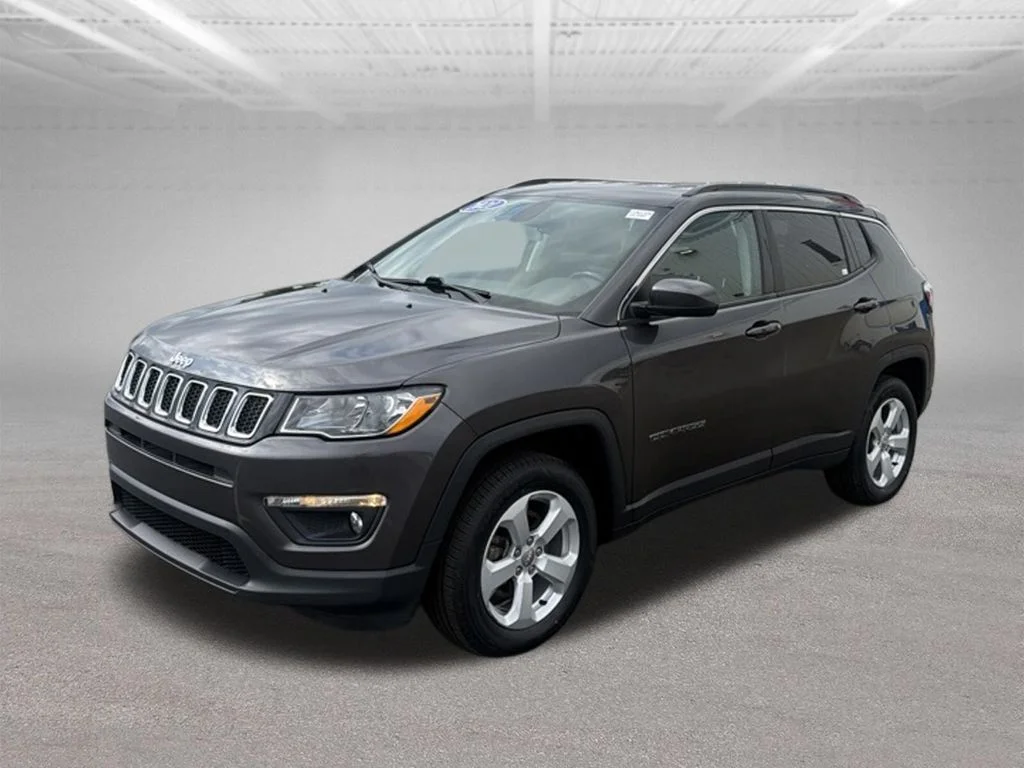 Certified Used 2021 Granite Crystal Clearcoat Metallic Jeep Latitude image 4