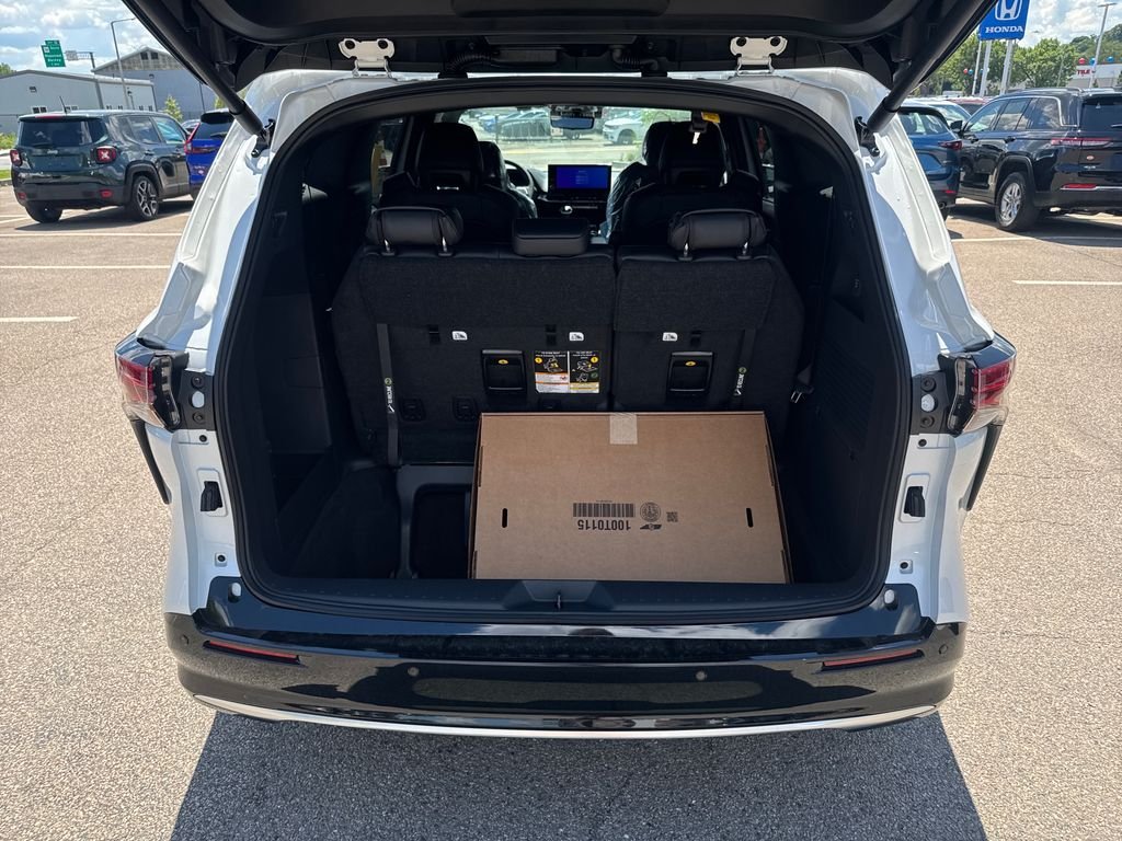 New 2026 Wind Chill Pearl Toyota Platinum image 7