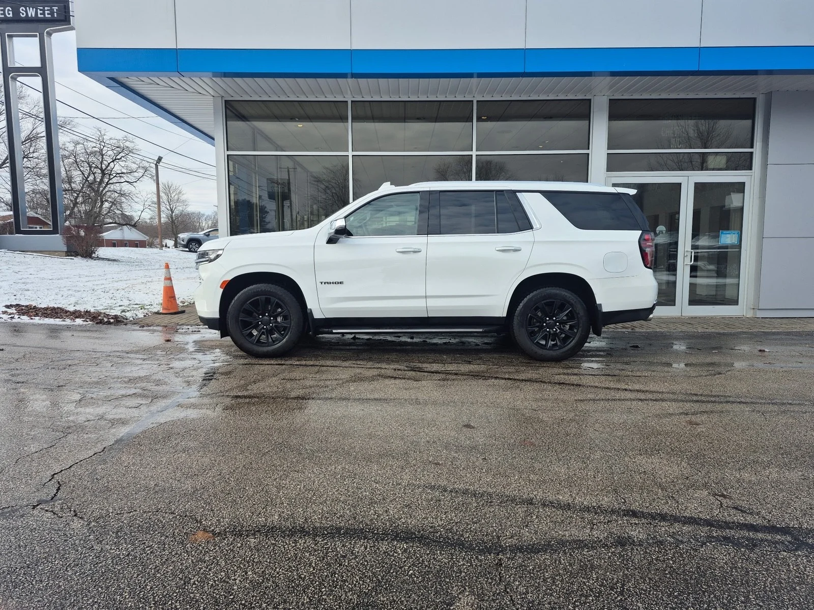 Used 2024 WHITE Chevrolet Premier image 4