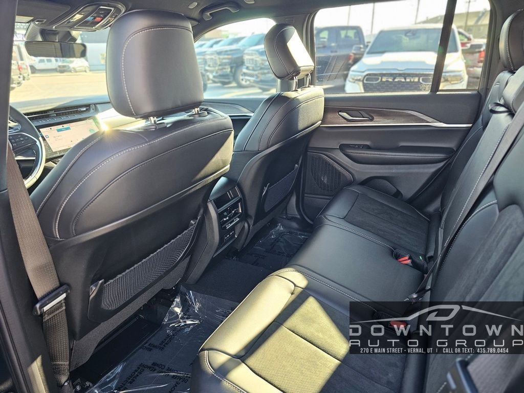 New 2026 Diamond Black Crystal Pearlcoat Jeep Altitude image 21