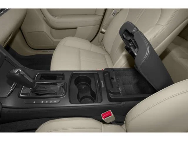 Used 2015 White Platinum Clearcoat Metallic Lincoln Base image 18