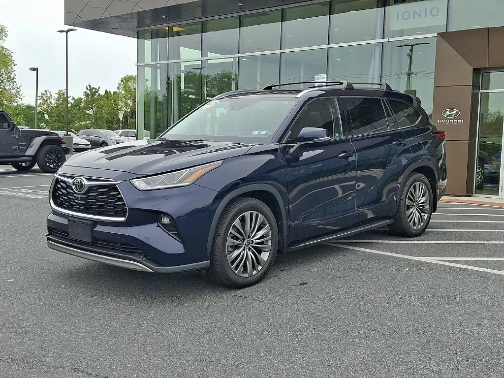 Used 2022  Toyota Platinum image 3