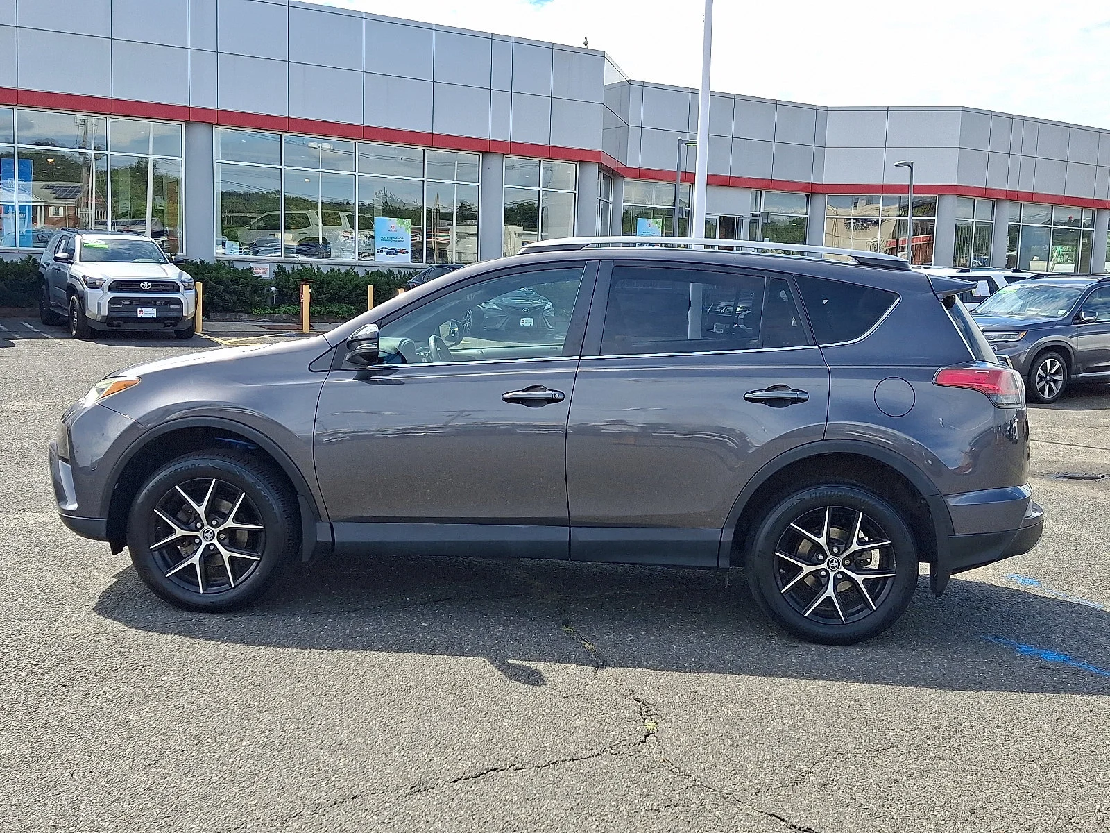 Used 2018 Magnetic Gray Metallic - 1G3 Toyota SE image 4