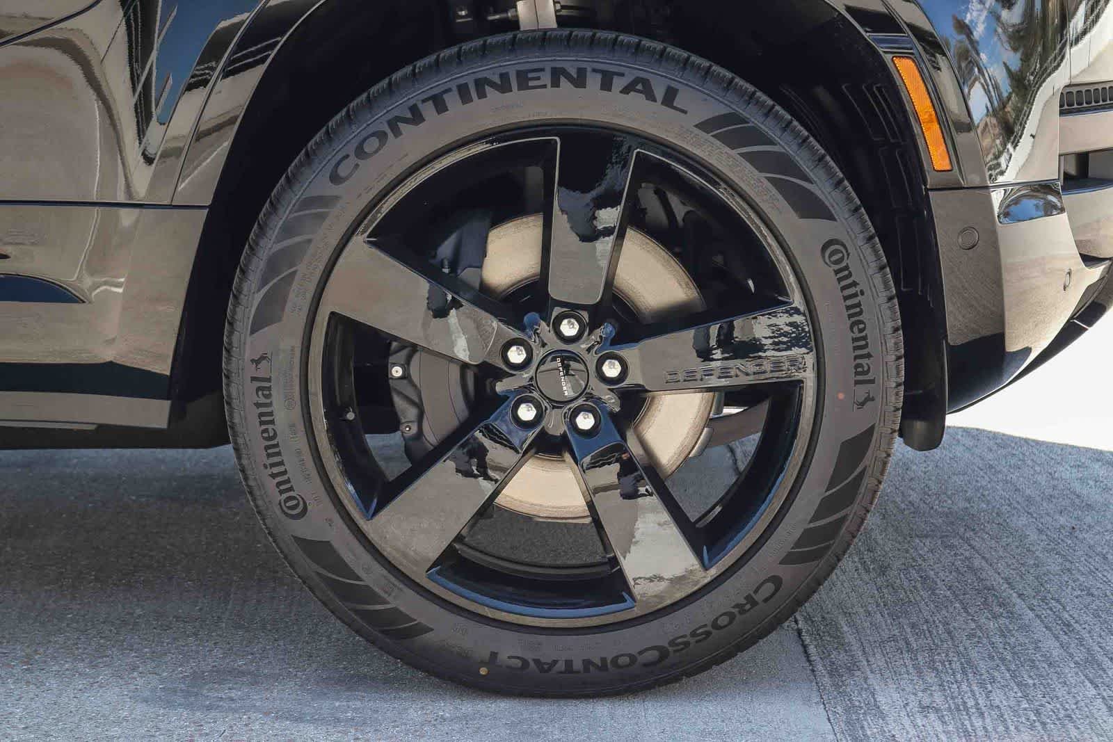New 2026 Santorini Black Land Rover X-Dynamic SE image 8