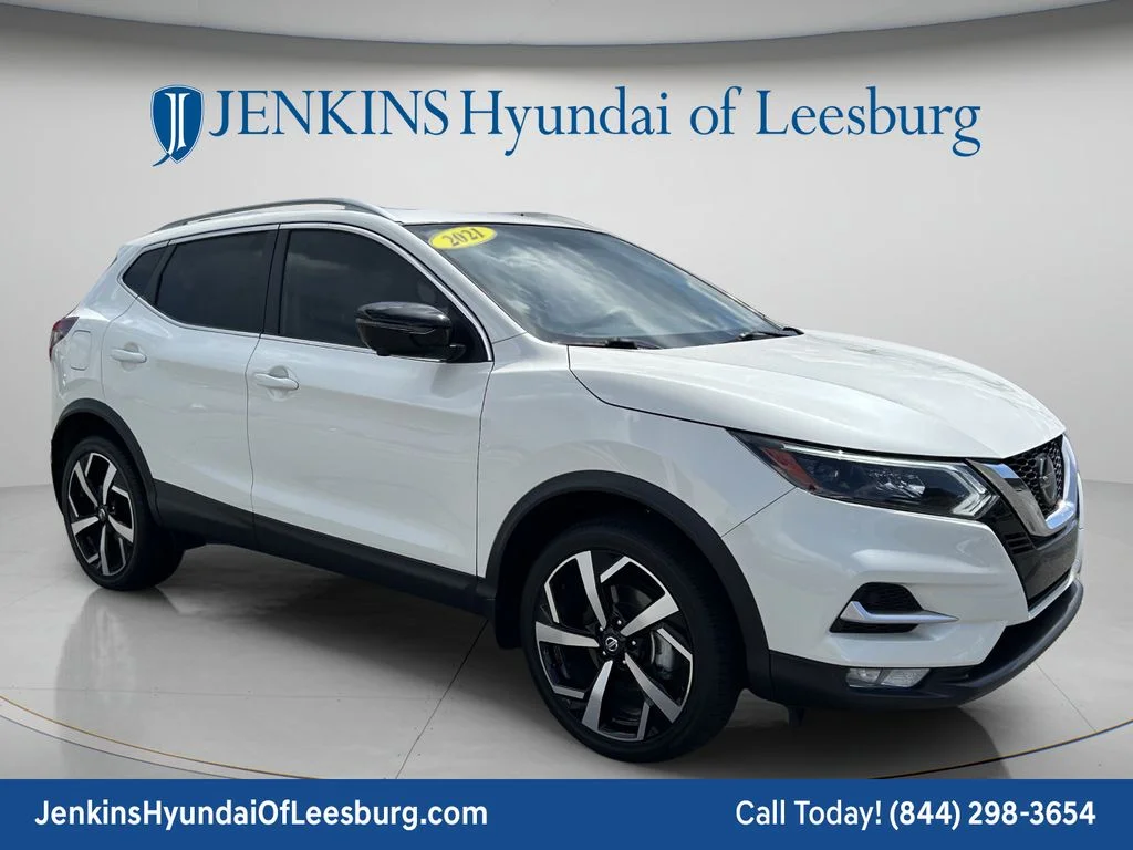 Used 2021 White Nissan SL image 1