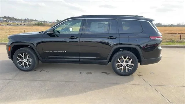 New 2025 Diamond Black Crystal Pearl-Coat Exterior Paint Jeep Limited image 18