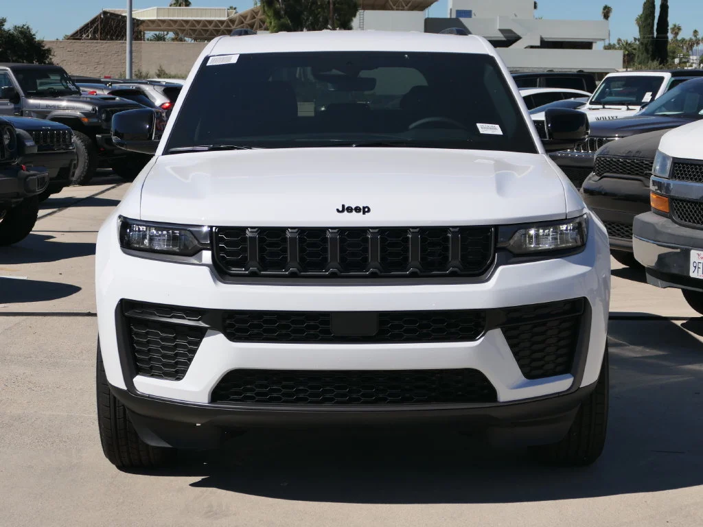 New 2027 White Jeep Laredo Altitude image 5