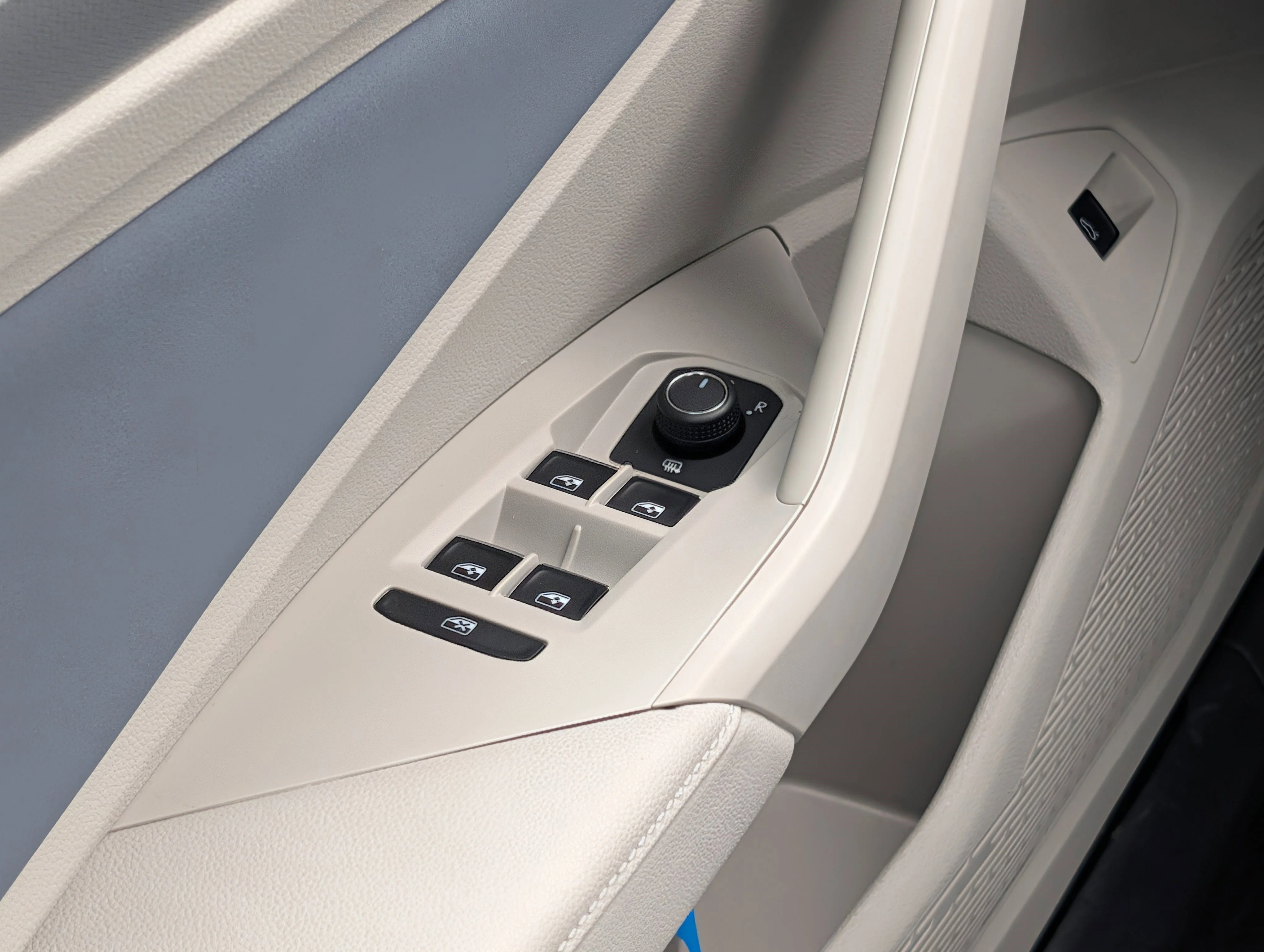 New 2026 Opal White Pearl Volkswagen SE image 10
