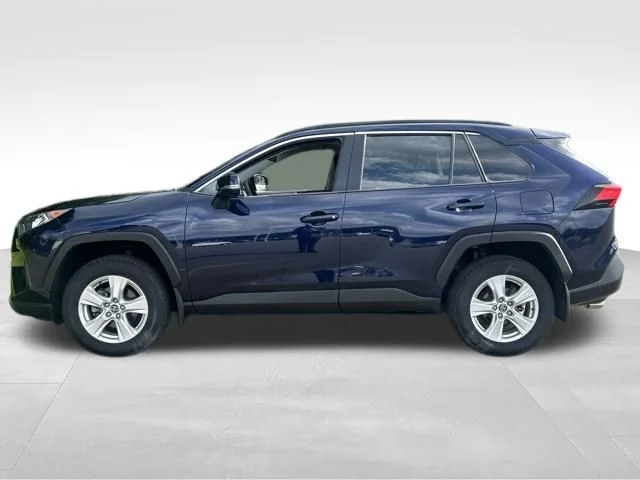 Used 2020  Toyota XLE image 2