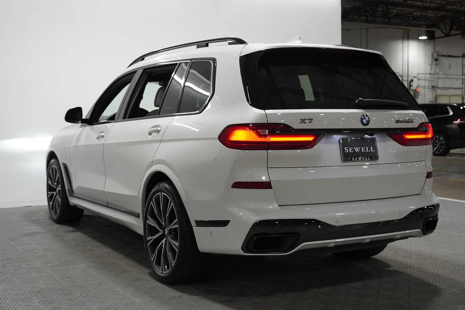 Used 2022 Mineral White Metallic BMW M50i image 4