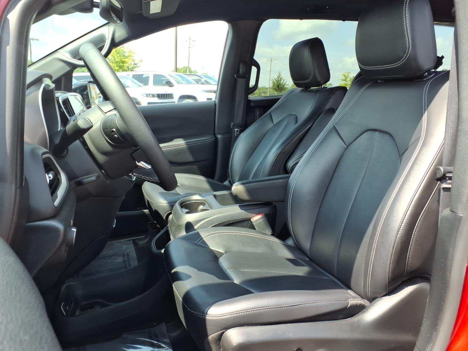 Used 2025 Red Hot Pearlcoat Chrysler Select image 17