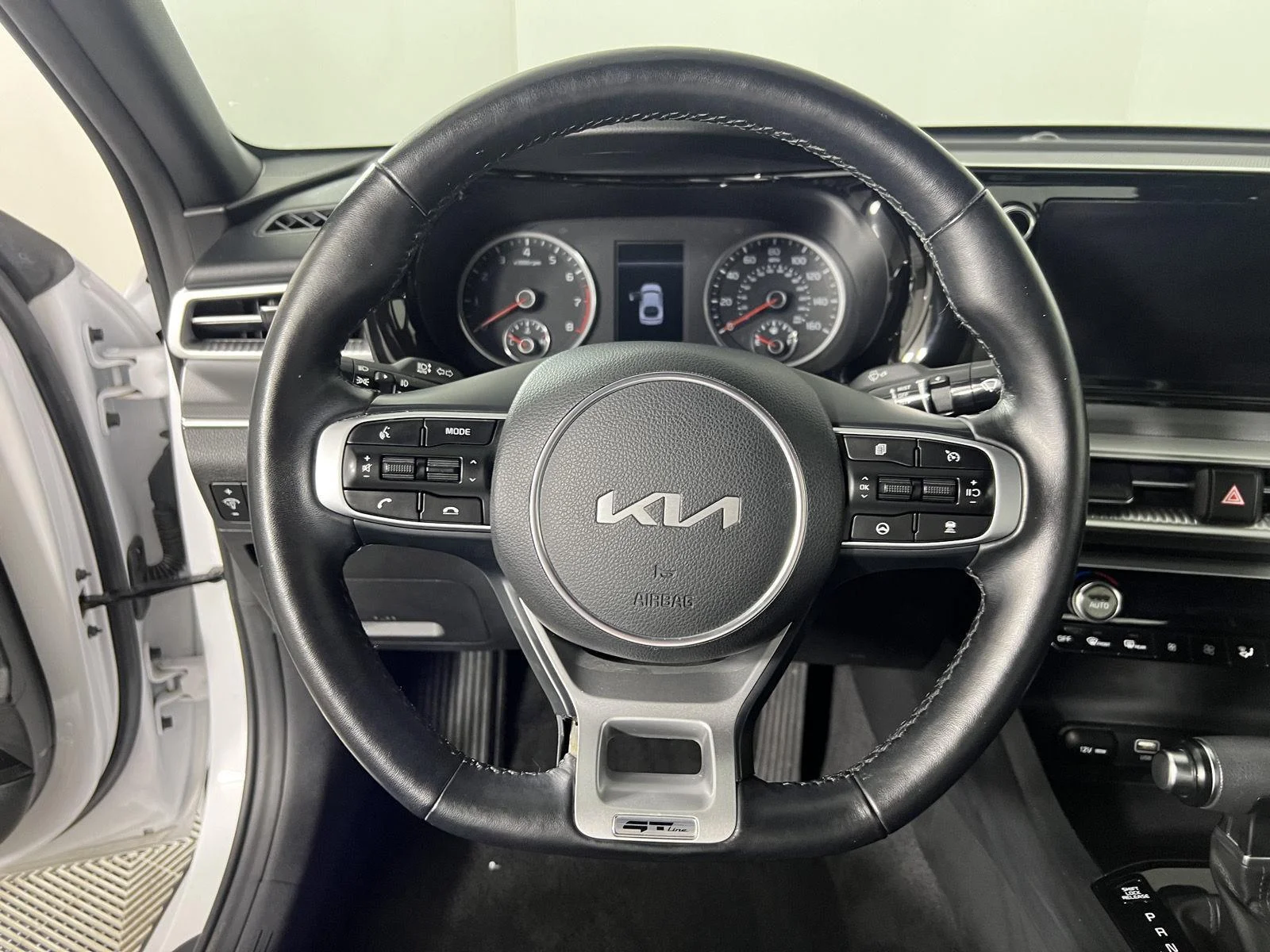 Used 2024 Glacial White Pearl Kia GT-Line image 17