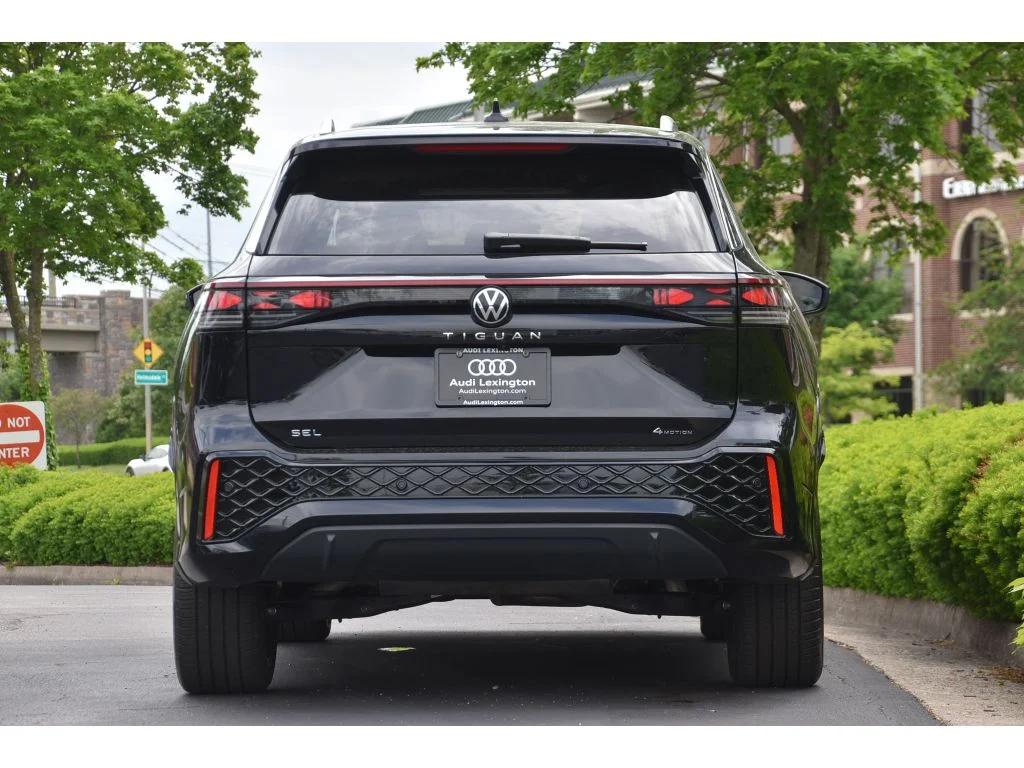 Used 2025 Deep Black Pearl Volkswagen SEL R-Line image 5