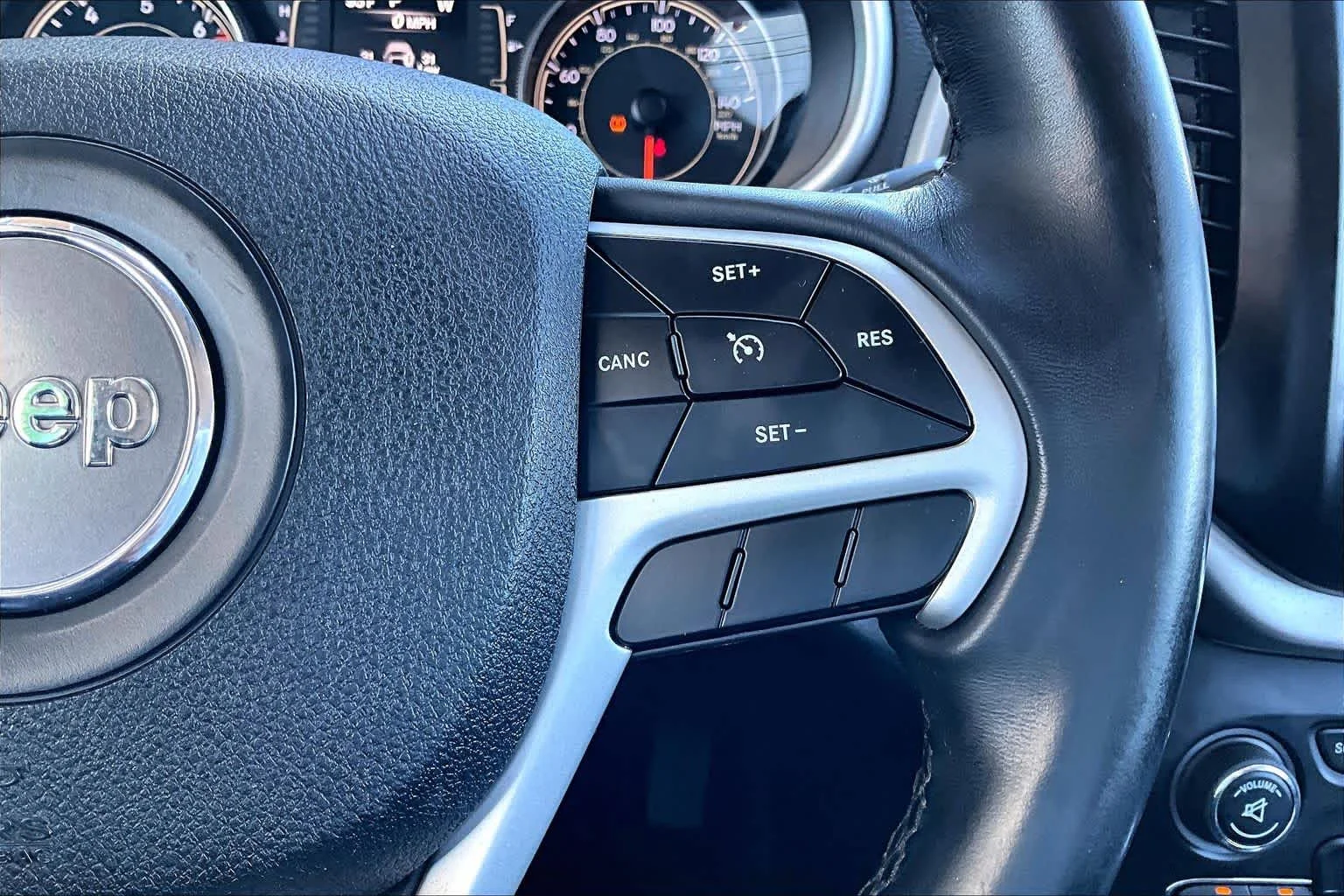 Used 2018 Diamond Black Crystal Pearlcoat Jeep Latitude Plus image 25