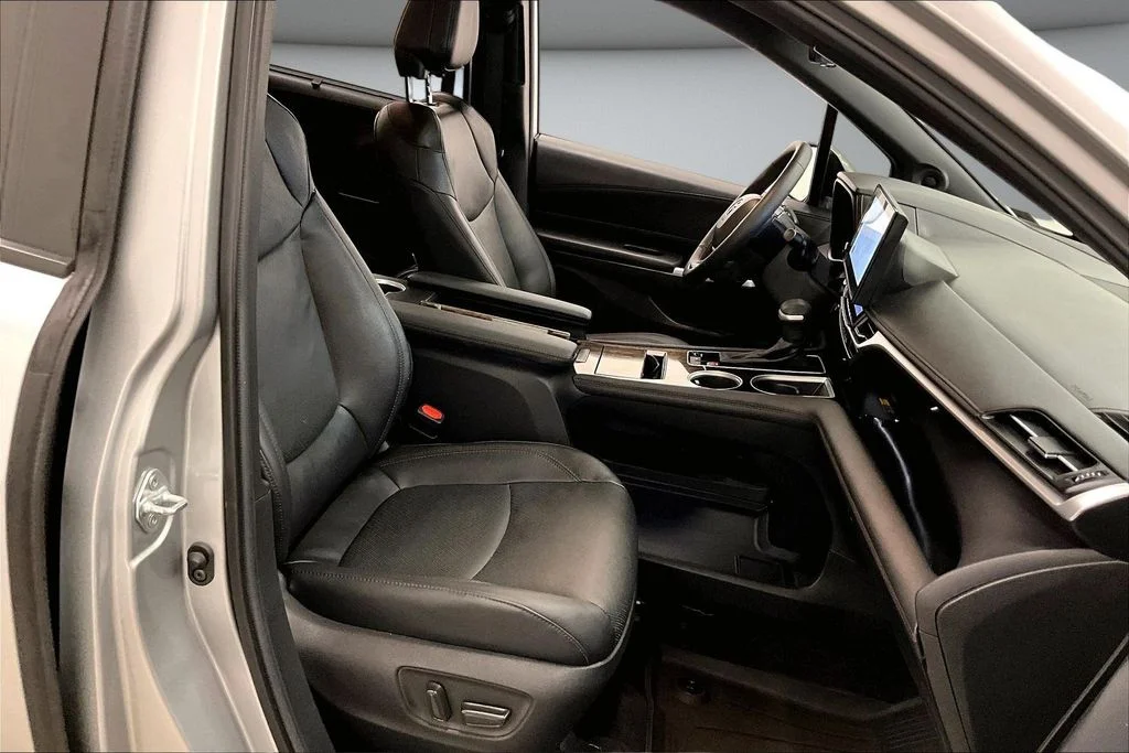 Used 2025 Silver Toyota Platinum image 30