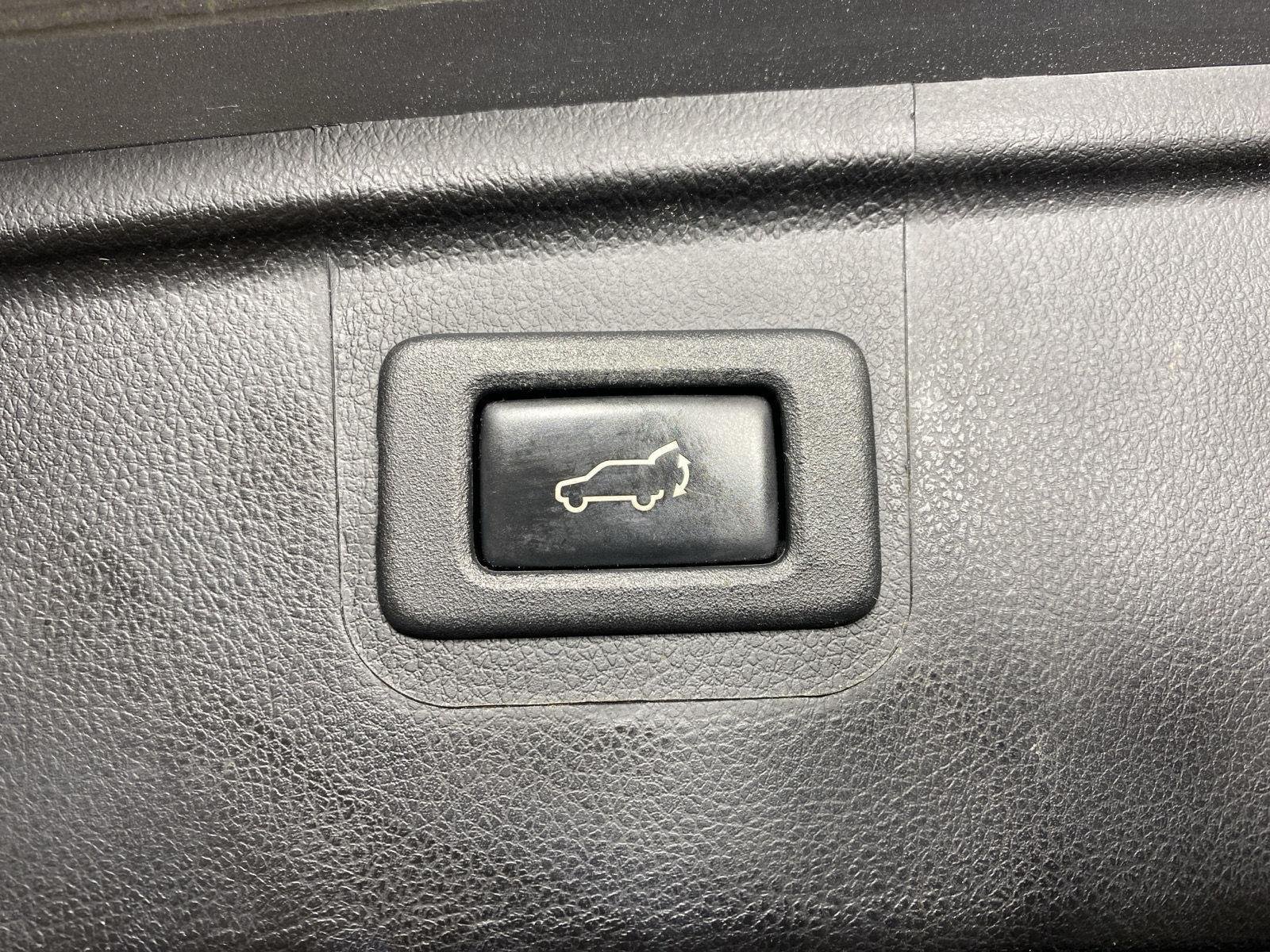 Used 2018 Ice Silver Metallic Subaru Limited image 30