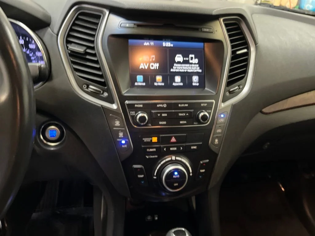 Used 2019 White Hyundai SE image 19