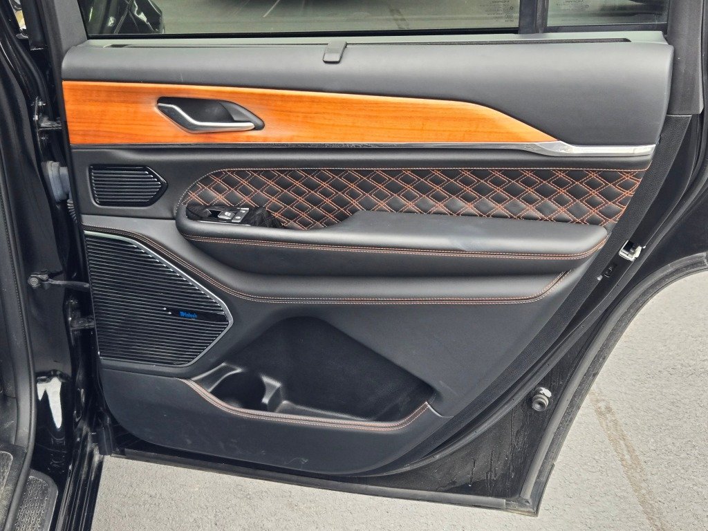 Used 2021 Black Jeep Summit image 9