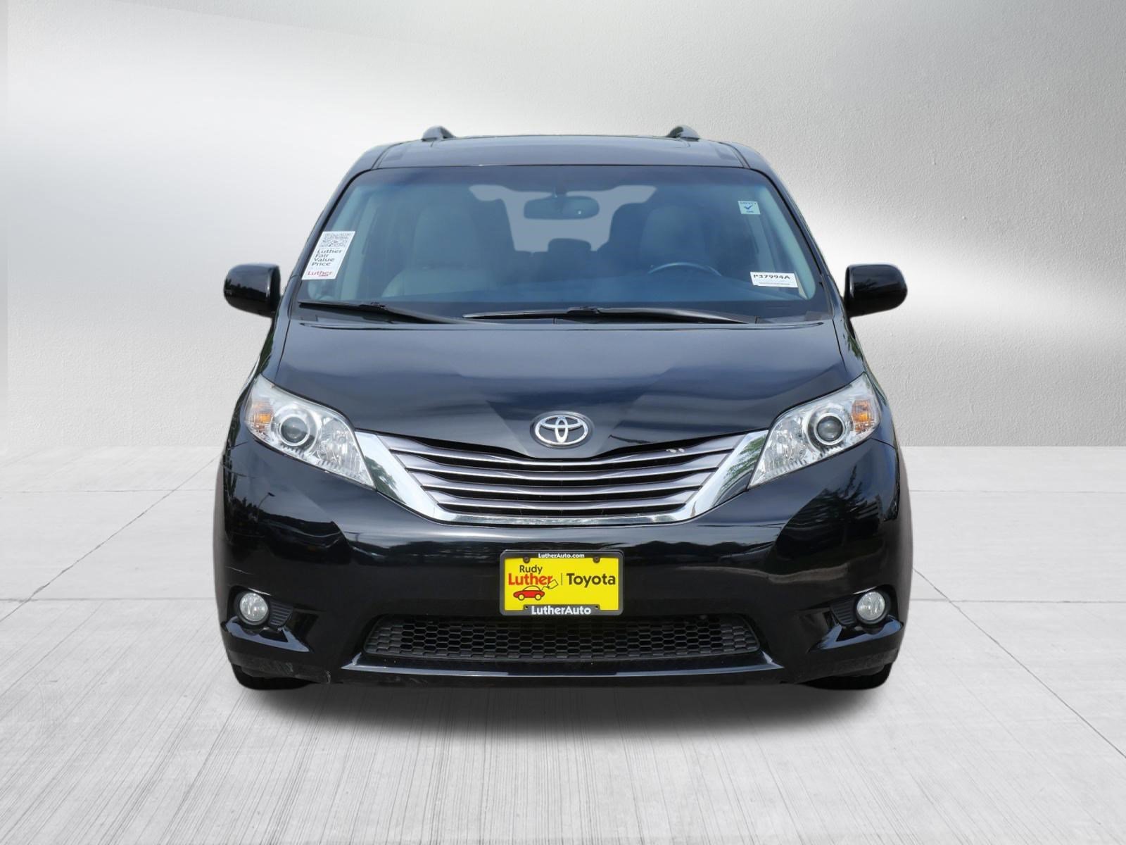 Used 2017 Toyota Sienna XLE with VIN 5TDYZ3DC8HS805963 for sale in Golden Valley, Minnesota
