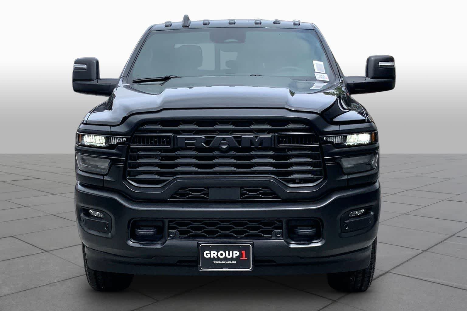 New 2026 Diamond Black Crystal Pearl-Coat Exterior Paint RAM Tradesman image 3