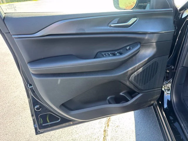 New 2027 High-Gloss Black Paint Jeep Laredo X image 16