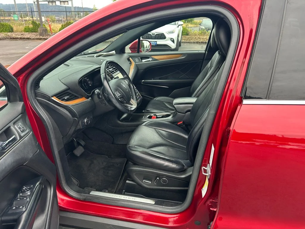 Used 2015 Red Lincoln Base image 13