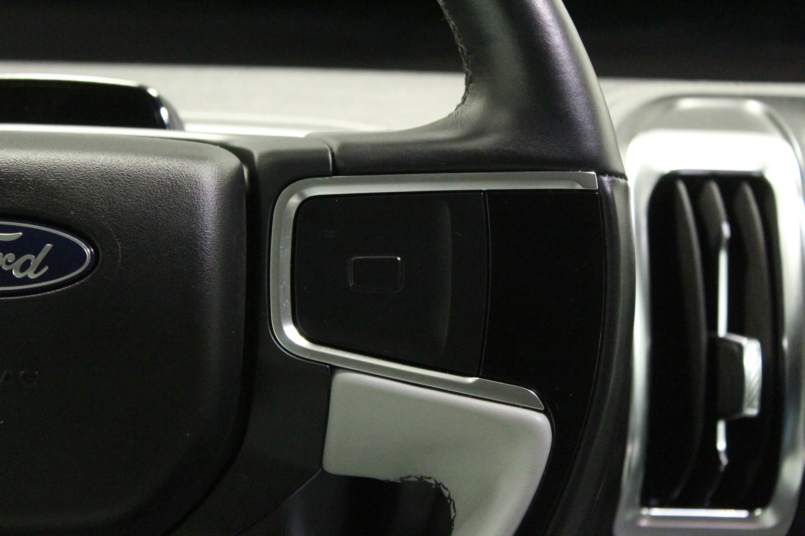 Used 2025 Black Metallic Ford Platinum image 27